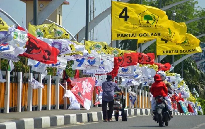 Bendera partai politik di Jembatan Pantee Pirak, Kota Banda Aceh, Sabtu 23 Maret 2019.
