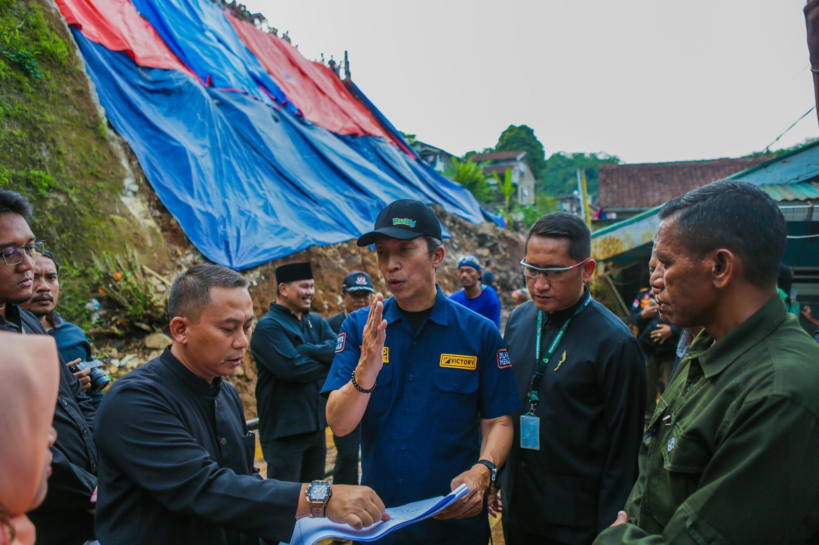 Wakil Wali Kota Bogor, Dedie Rachim meninjau lokasi longsor yang berada di Kampung Tarikkolot, RT 5/11, Kelurahan Gunung Batu, Kecamatan Bogor Barat, Kamis 15 Juni 2023.