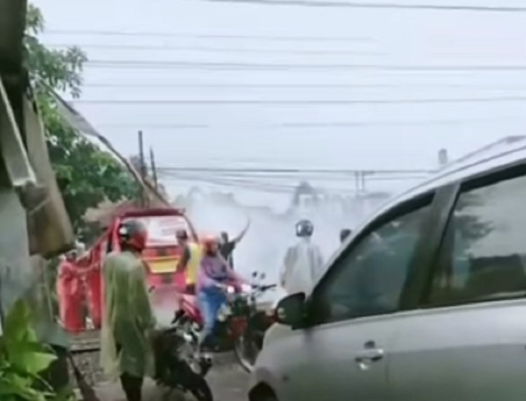 Mobil angkot tertabrak KRL di perlintasan Citayam-Depok.
