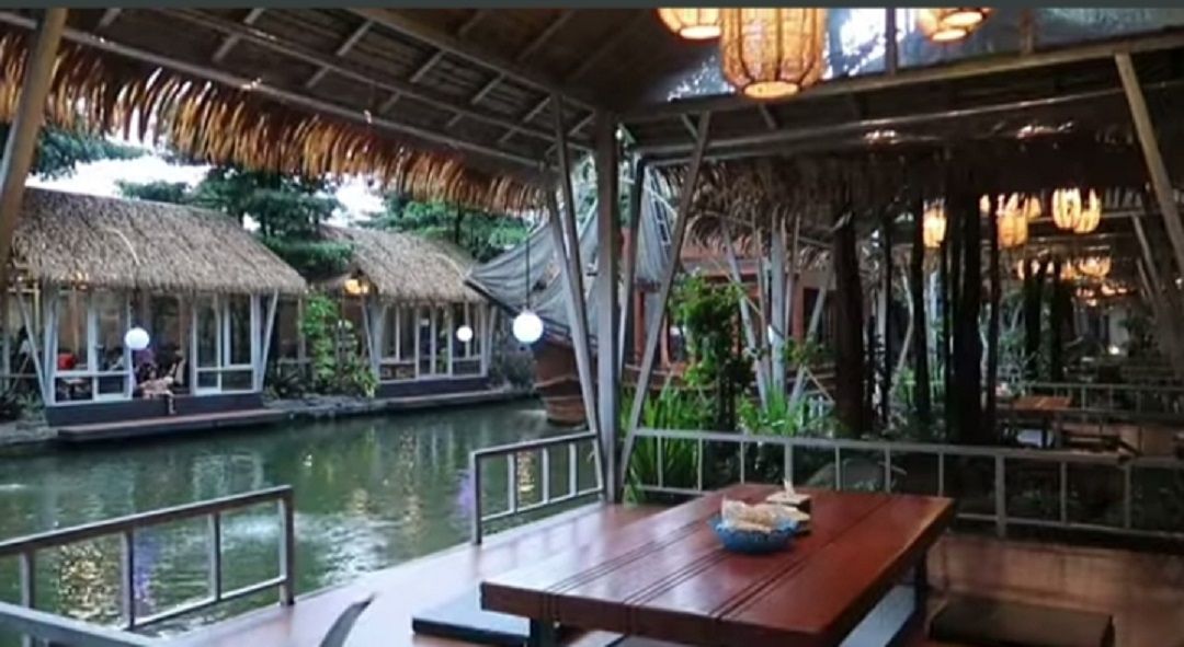 Saung Lembur Kuring Cimanggis, cafe dan resto cozy unik cozy di Kota Depok, Jawa Barat/tangkapan layar youtube/channel Emzy Ardiwinata