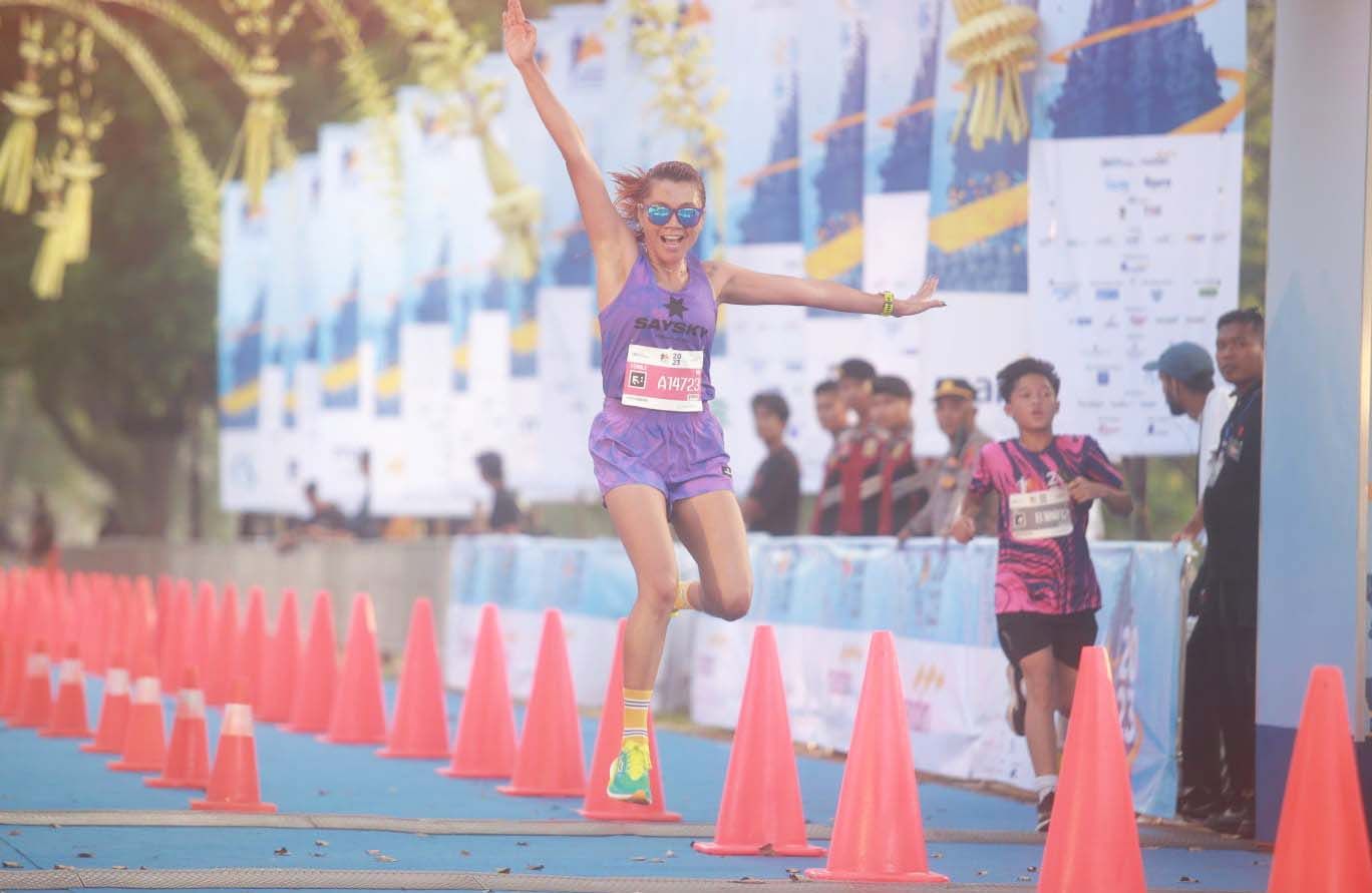 aksi seorang pelari putri di Mandiri Jogja Marathon