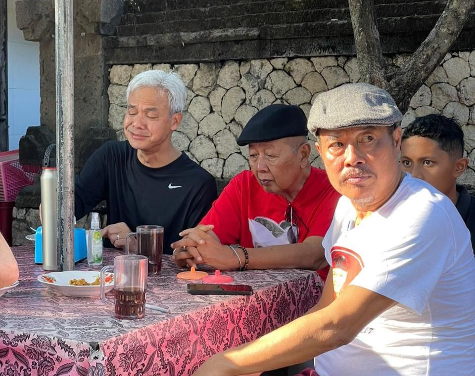 Ganjar Pranowo Makan Bareng Cok Rat dan Gus Marhaen di warung pinggir jalan di Bali 