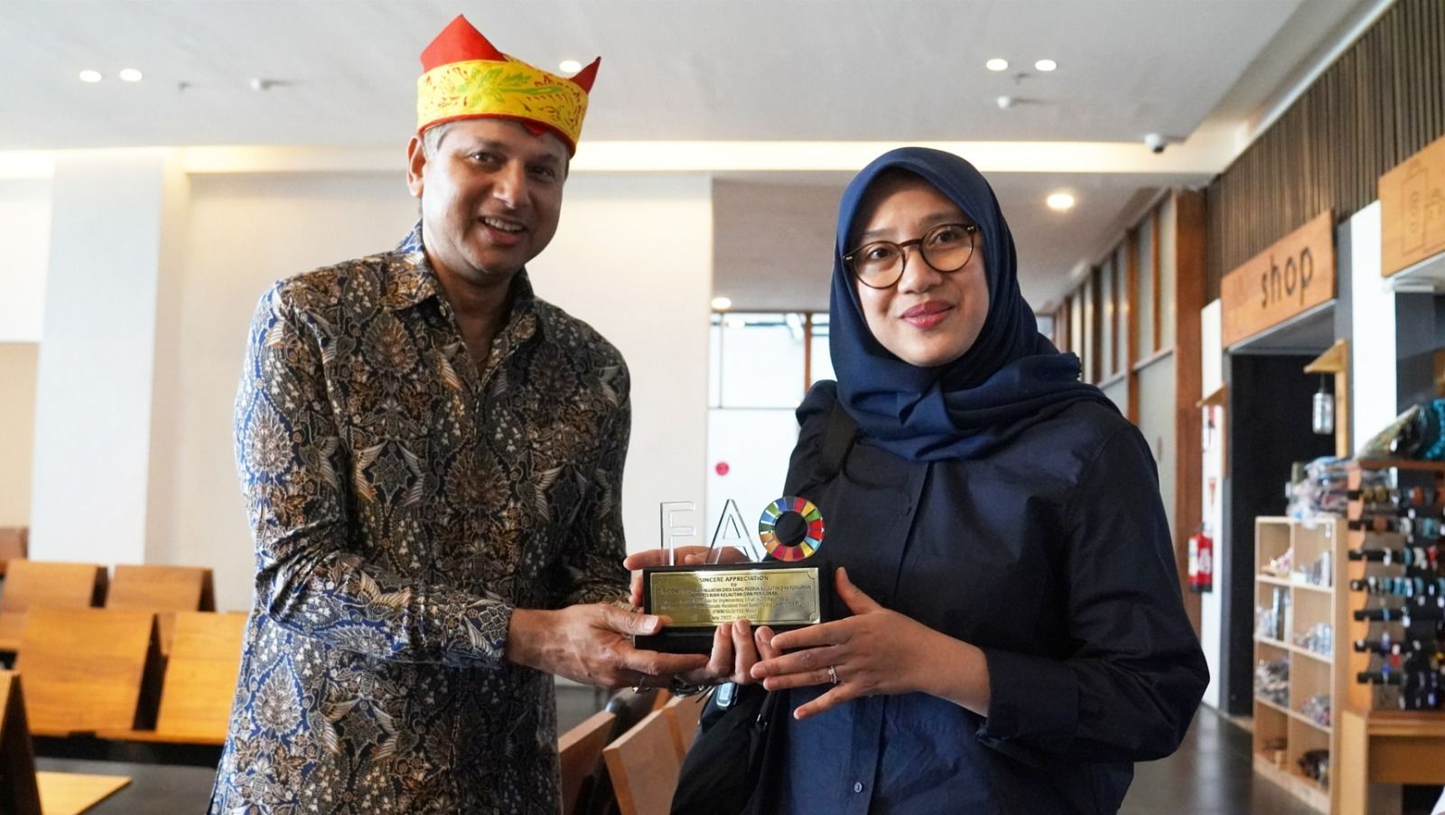 Kepala Perwakilan FAO Indonesia dan Timor Leste Rajendra Aryal beserta Bupati Banyuwangi Ipuk Fiestiandani Azwar Anas di Banyuwangi. 