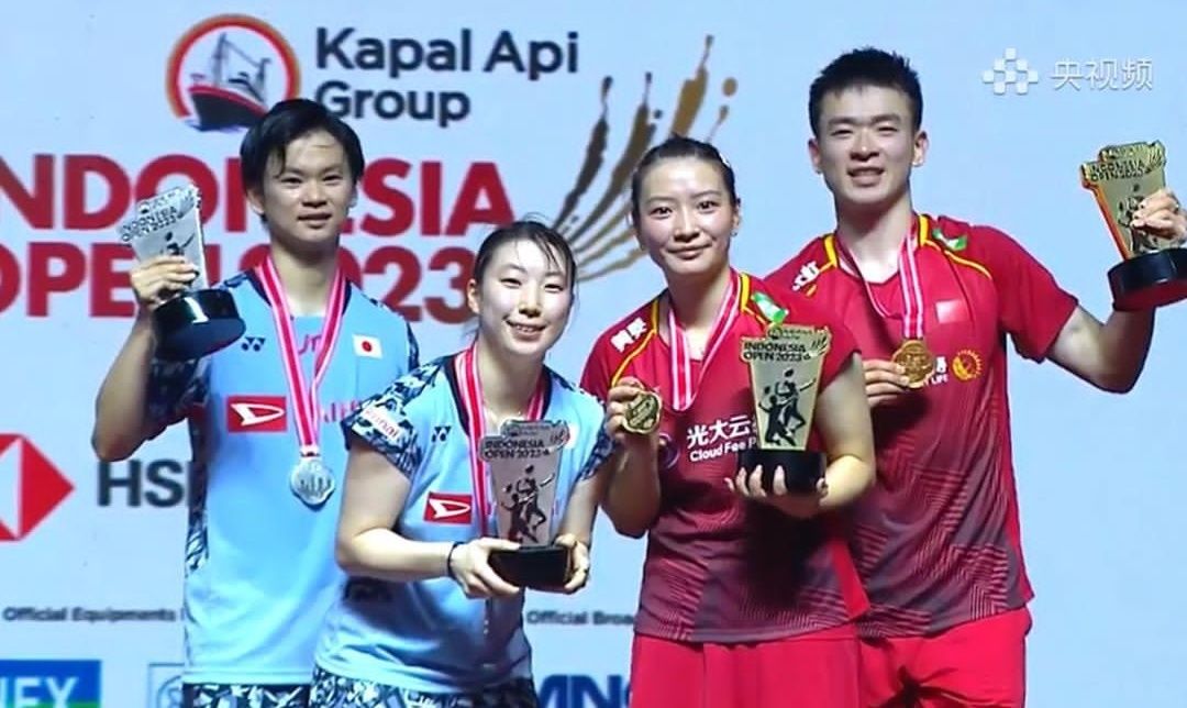 Zheng Si Wei/Huang Ya Qiong (baju merah) tampil sebagai juara Indonesia Open 2023 setelah Yuta Watanabe/Arisa Higashino, 21-14, 21-11 di Istora Senayan, Jakarta, Minggu, 18 Juni 2023.*