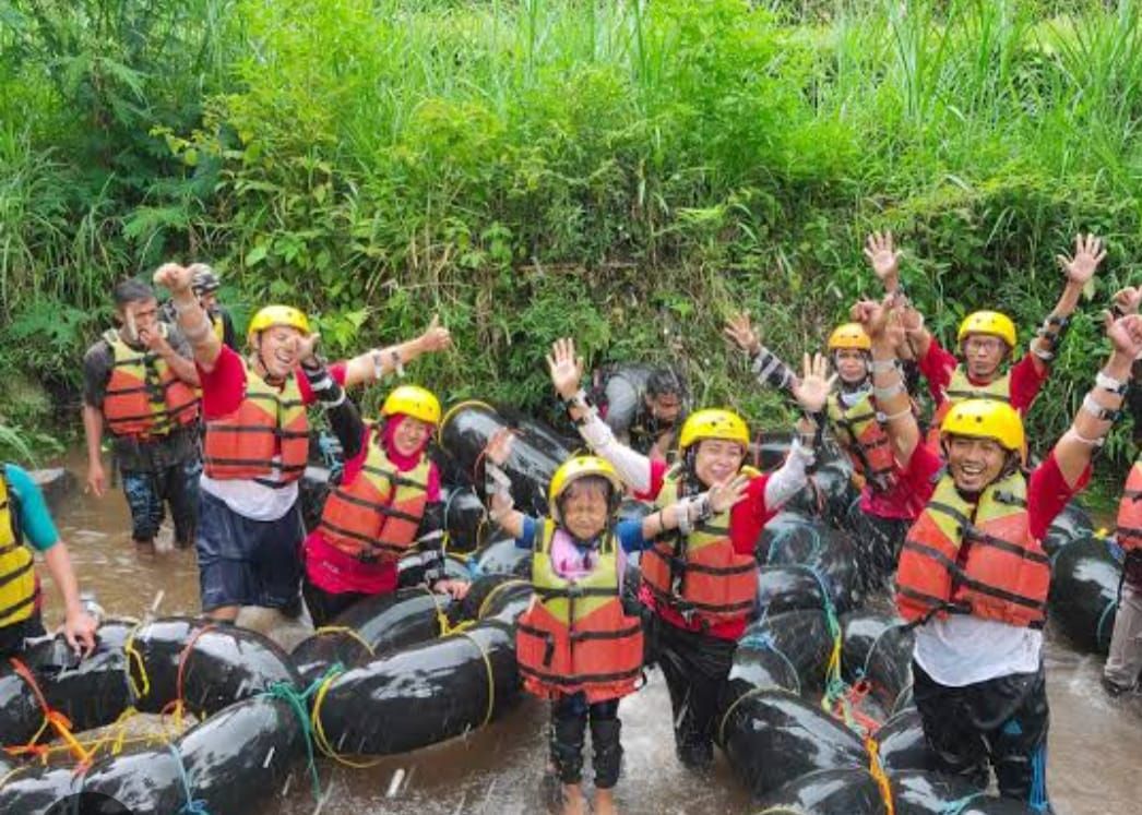 Destinasi wisata air Kali Pring Kuning River Tubing, berada di Desa Kemuning, Kecamatan Ngargoyoso