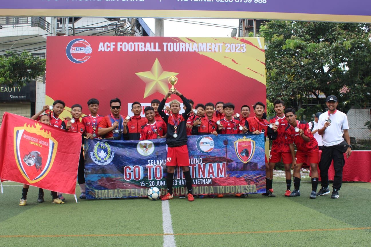 4 Anak SSB Aset Husada Kota Banjar tengah bersama Tim Garuda Muda Indonesia U-15 usai berlaga pada ACF Football Tournament Vietnam 14 - 20 Juni 2023 di Vietnam.