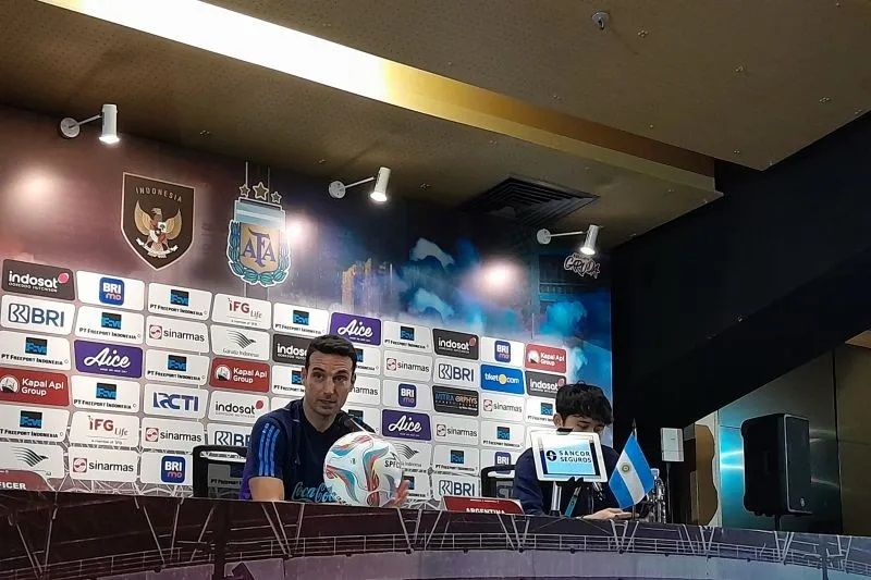 Pelatih tim nasional Argentina Lionel Scaloni dalam konferensi pers menjelang pertandingan antara Indonesia melawan Argentina di media center, Stadion Gelora Bung Karno, Jakarta, Minggu (18/6/2023). (ANTARA/FAJAR SATRIYO)