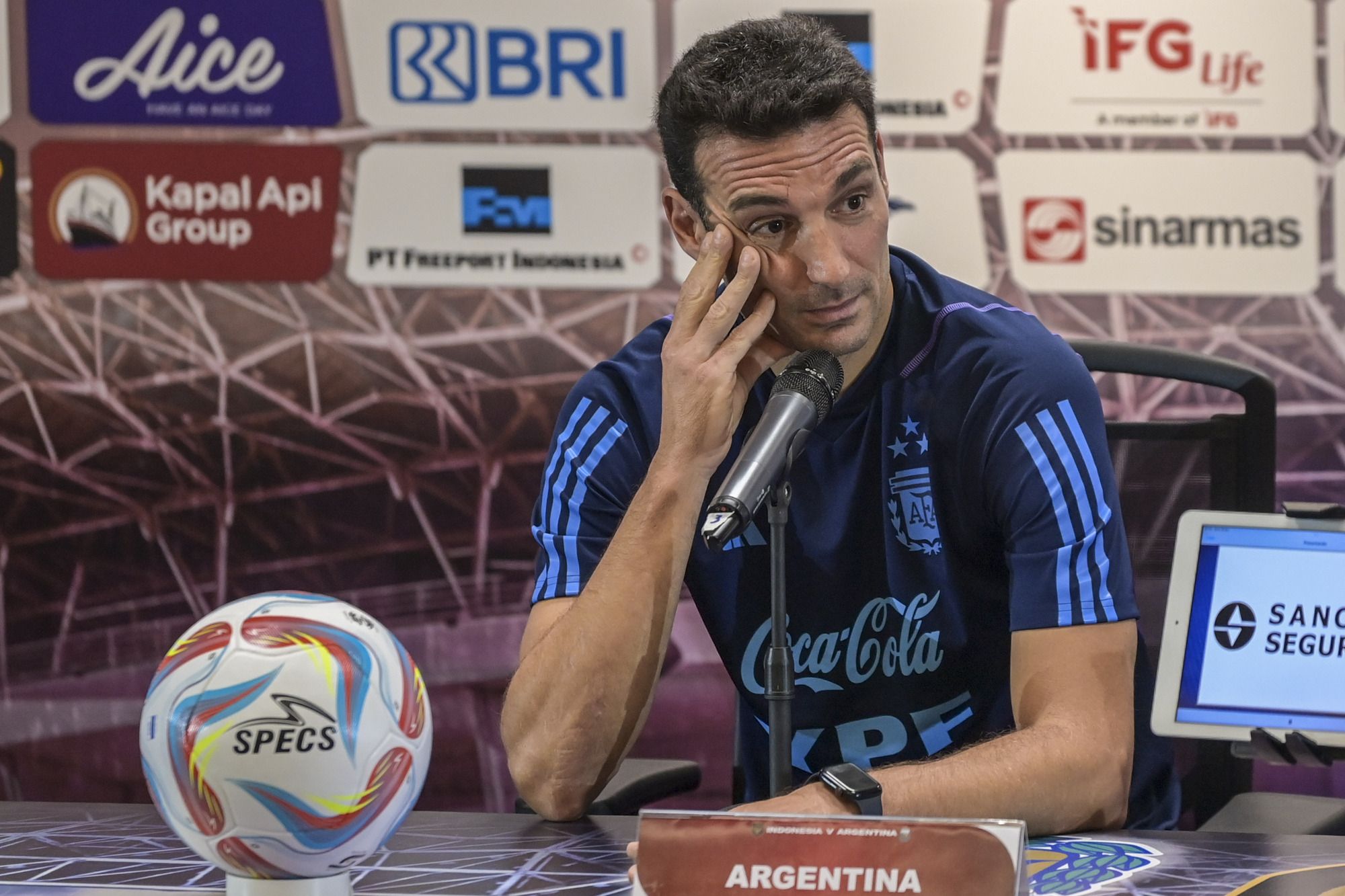 Pelatih Timnas Argentina Lionel Scaloni menjawab pertanyaan wartawan saat konferensi pers bertanding melawan Timnas Argentina dalam FIFA Matchday pada Senin (19/6/2023).
