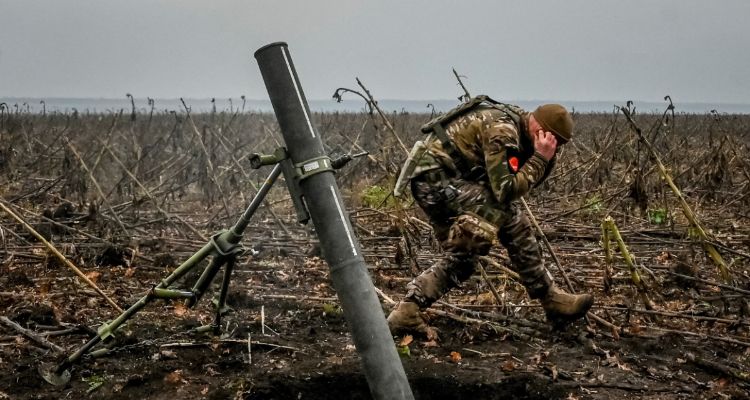 Seorang prajurit Ukraina menembak mortir di garis depan, ketika serangan Rusia terhadap Ukraina berlanjut, di wilayah Zaporizhzhia, Ukraina, pada 16 November 2022. 