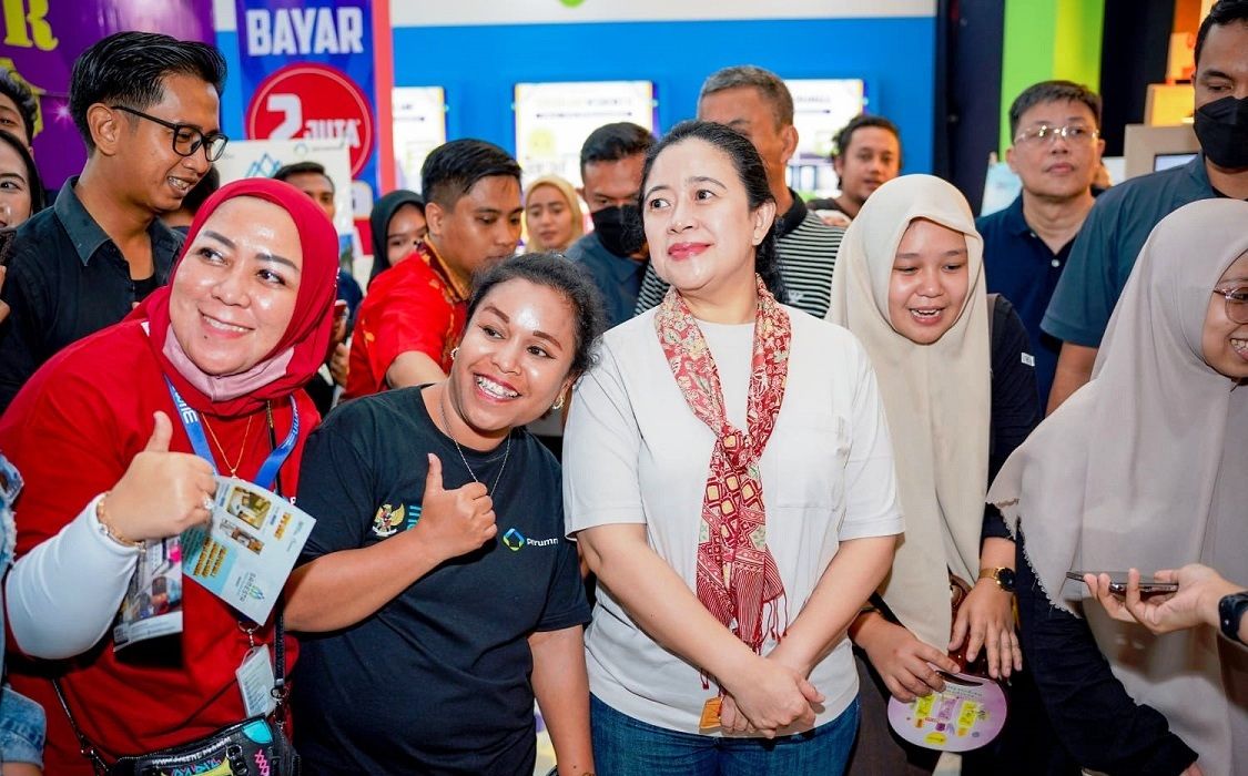 Sejumlah pengunjung mengajak Puan Maharani foto bersama di PRJ JIEXPO, Kemayoran, Jakarta Pusat, Minggu (18/6/2023) malam. Foto: Istimewa
