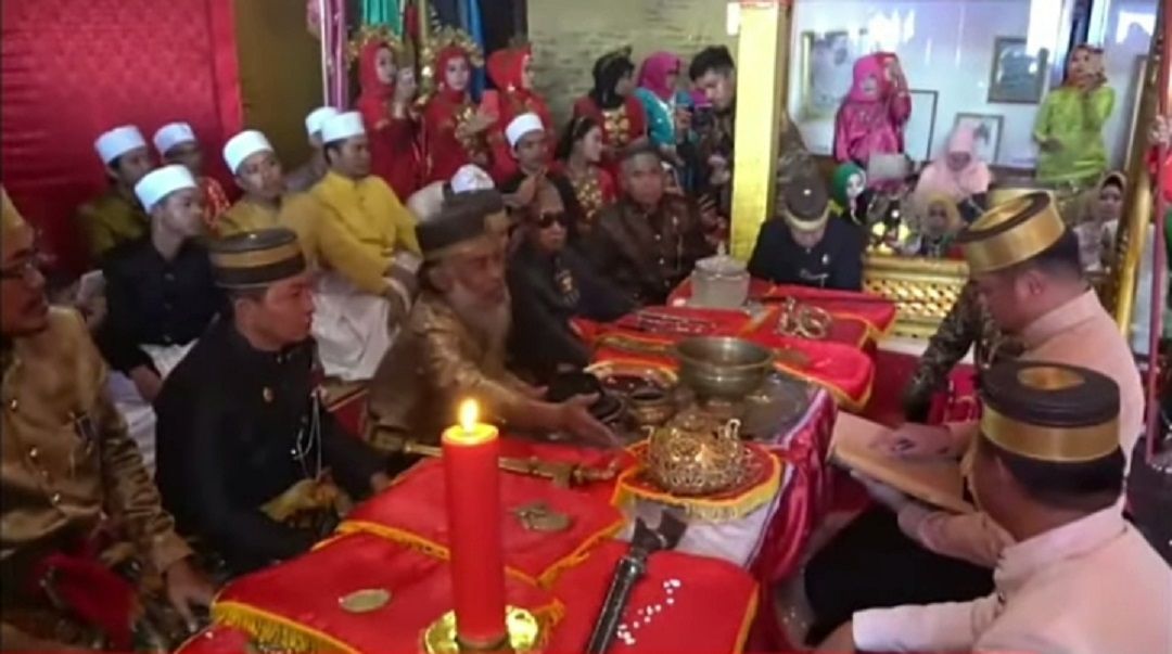 Tradisi Accera Kalompoang di Gowa, Sulawesi Selatan, tradisi unik menyambut Hari Raya Idul Adha/tangkapan layar youtube/channel Edunisia