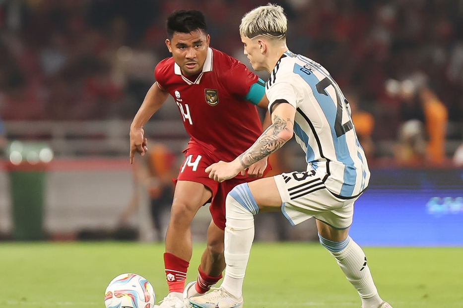 Asnawi saat berhadapan dengan Garnacho di laga persahabatan Indonesia Vs Argentina.