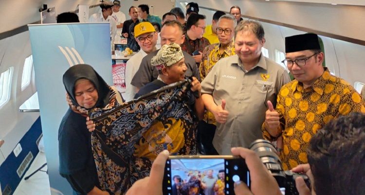 Menteri Koordinator Perekonomian Airlangga Hartanto bersama Gubernur Jabar Ridwan Kamil berdialog dengan pengrajin batik.*/Istimewa