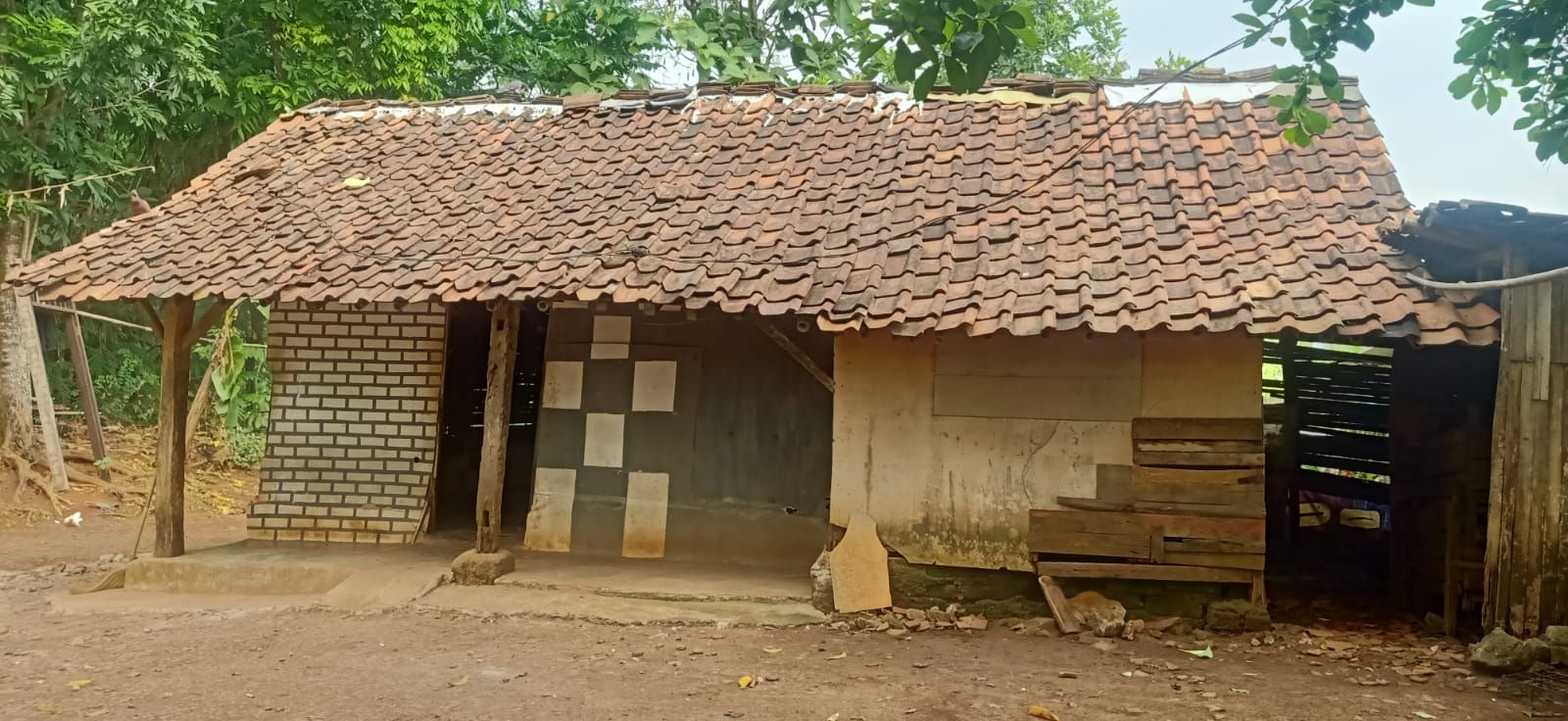 Kondisi rumah Bu Ipah sebelum dibangun