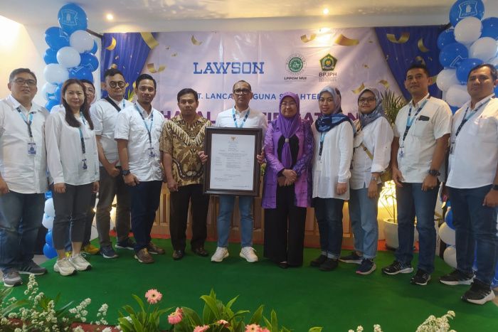 Kepala pusat registrasi dan sertifikasi BPJPH, Siti Aminah, menyerahkan sertifikasi halal pada Presdir Lawson, Madi Mahruf, di Lawson Ecopolis Citra Raya Tangerang, Jumat, 16 Juni 2023.