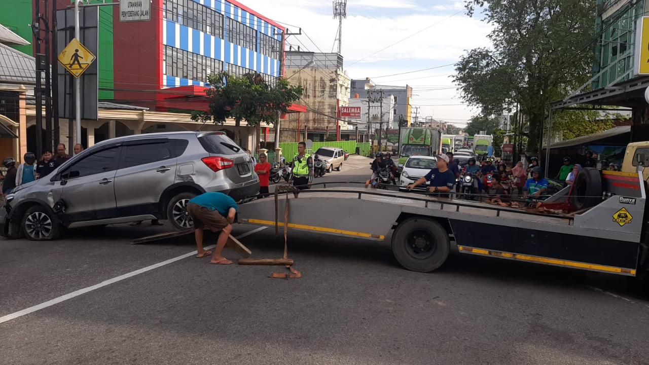 Mobil Suzuki S Cross Nyungsep ke Selokan di Jalan Ahmad Yani  Pangkalpinang 