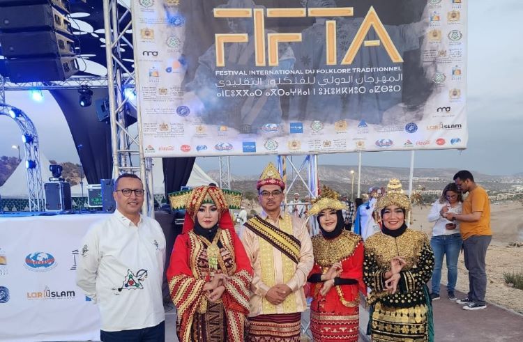 Kepala Disporapar Kuningan, H. Toto Toharuddin (tengah) beserta tim Indonesia tengah mengenakan kostum adat nusantara.