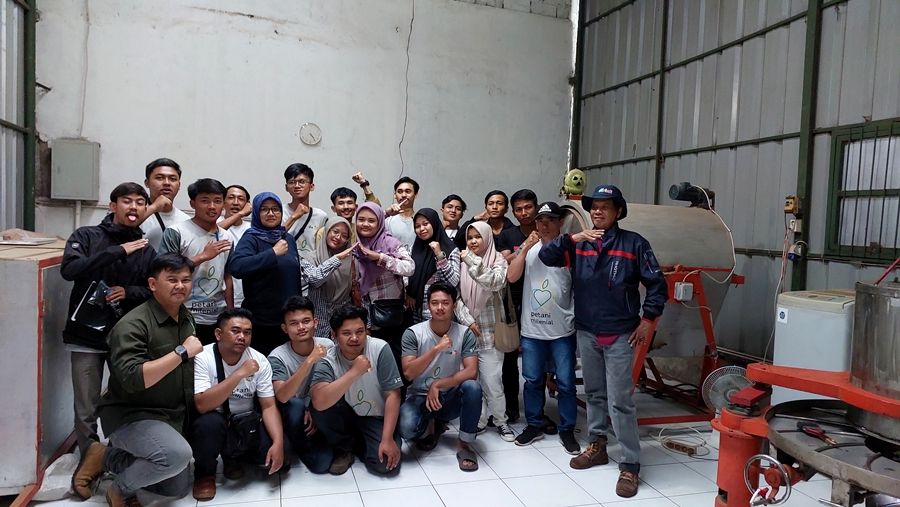 Para kalangan milenial peserta bimbingan teknis pelatihan olahan teh di Kabupaten Bandung.
