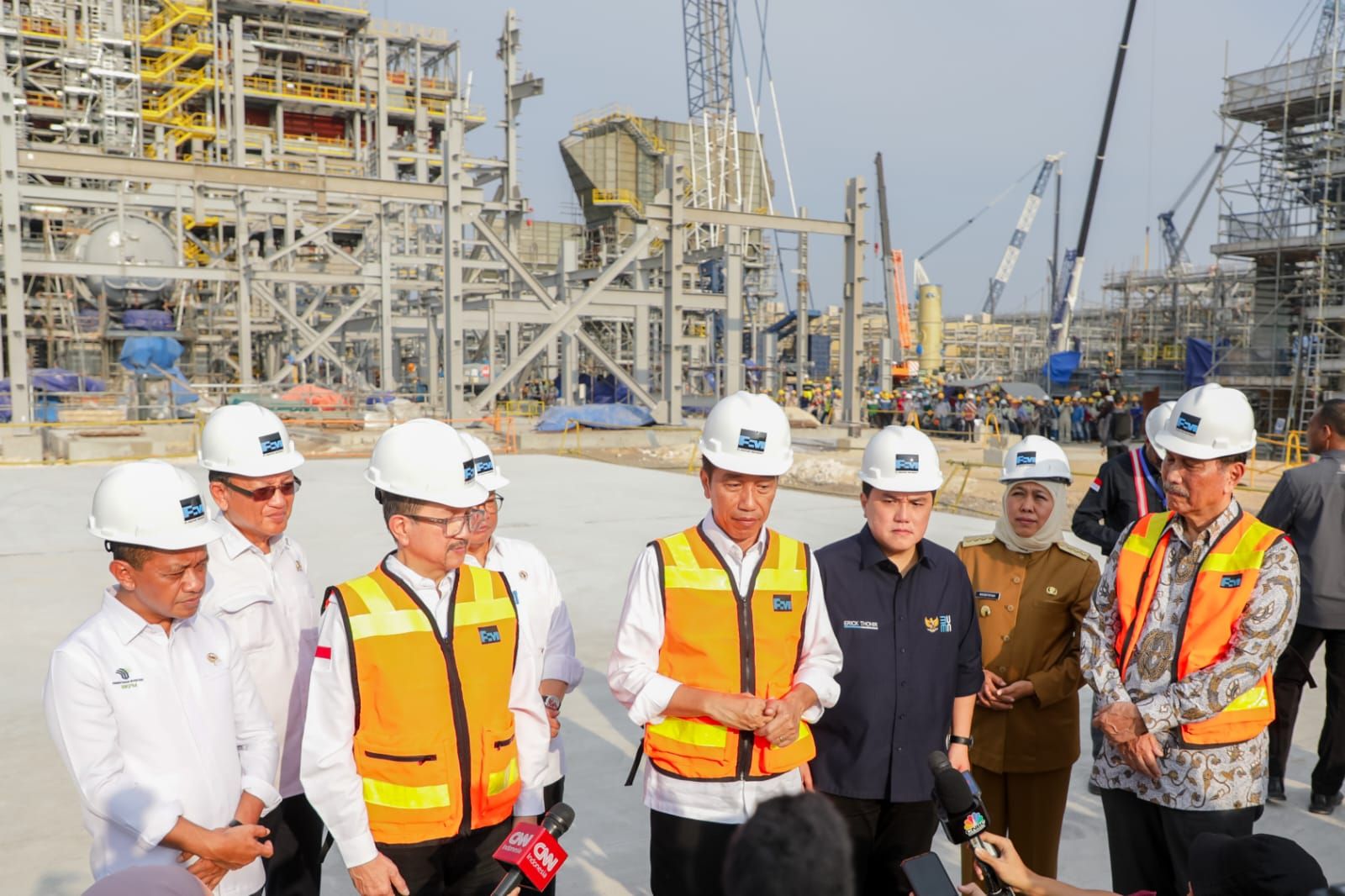 Presiden Jokowi dan Gubernur Khofifah saat meninjau pembangunan smelter