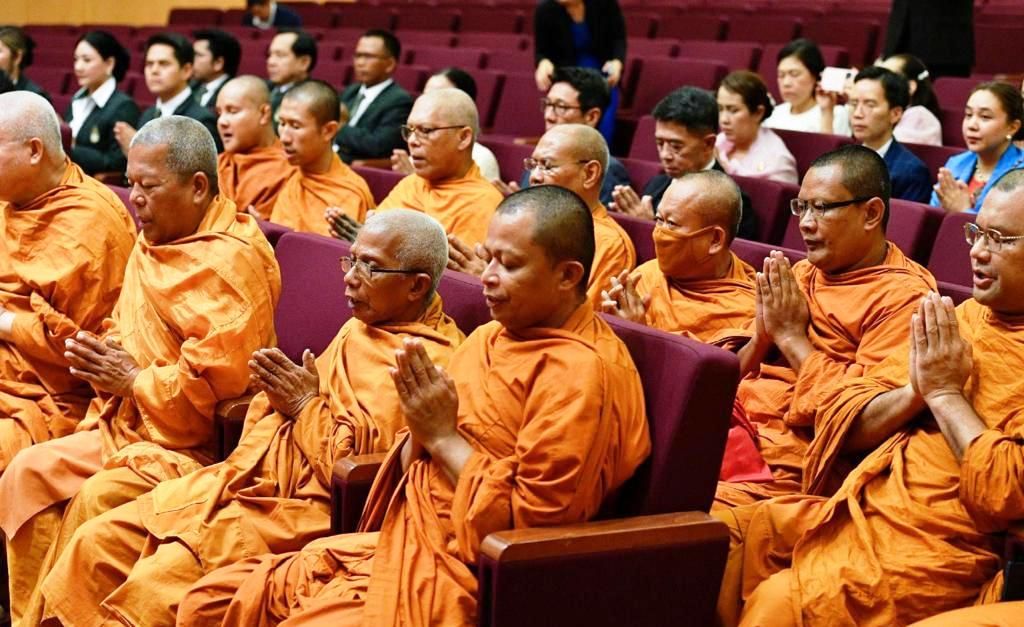 Para Bhikkhu Buddha Theravada asal Thailand tengah berdoa. Foto: dok. Padre Marco