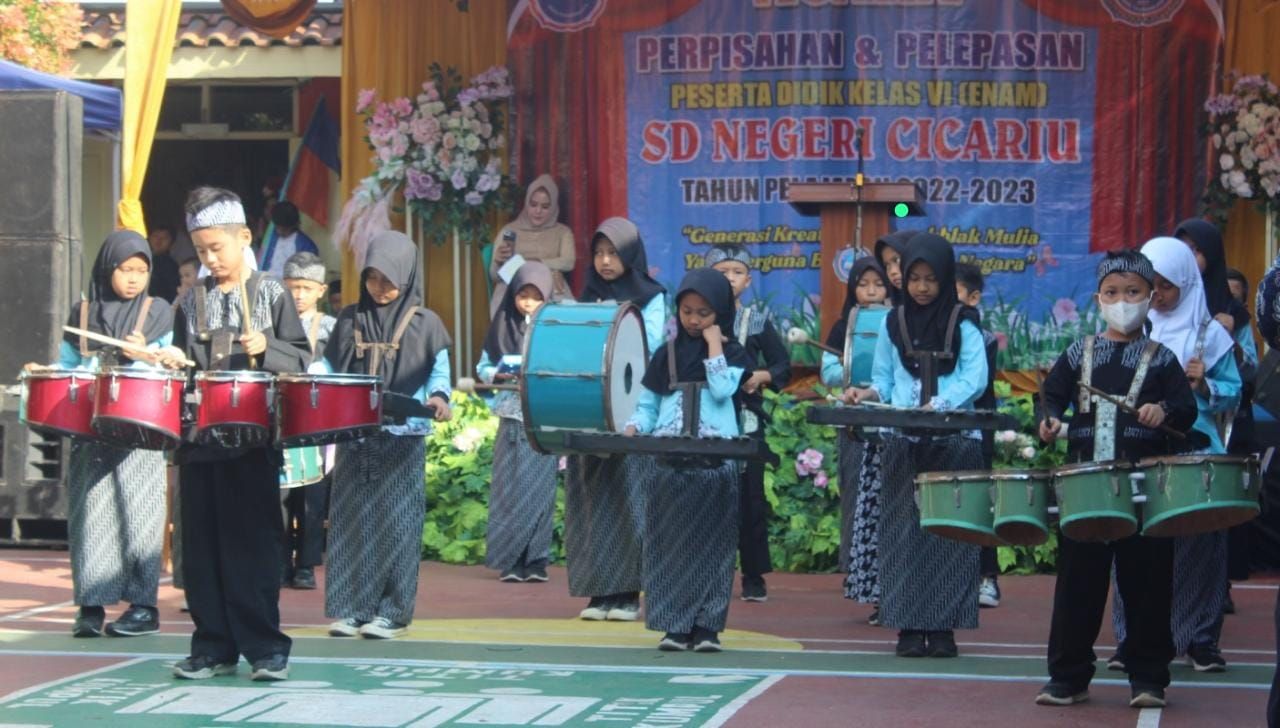 Penampilan drum band SDN Cicariu Kecamatan Cipedes Kota Tasikmalaya.*/kabar-priangan.com/Arief Farihan Kamil