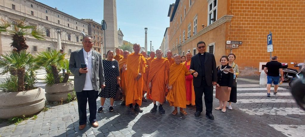 Presiden Delegasi para Bhikku, Master Phra Sutham menggandeng tangan Padre Marco (kanan). Foto: dok. Padre Marco