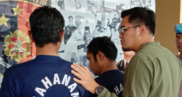 Dua pelaku kasus viral menantang duel Polisi sambil mengacungkan Katana (Pedang Samurai) saat ditampilkan dalam rilis kasus di Mapolres Bandung, Kamis 22 Juni 2023