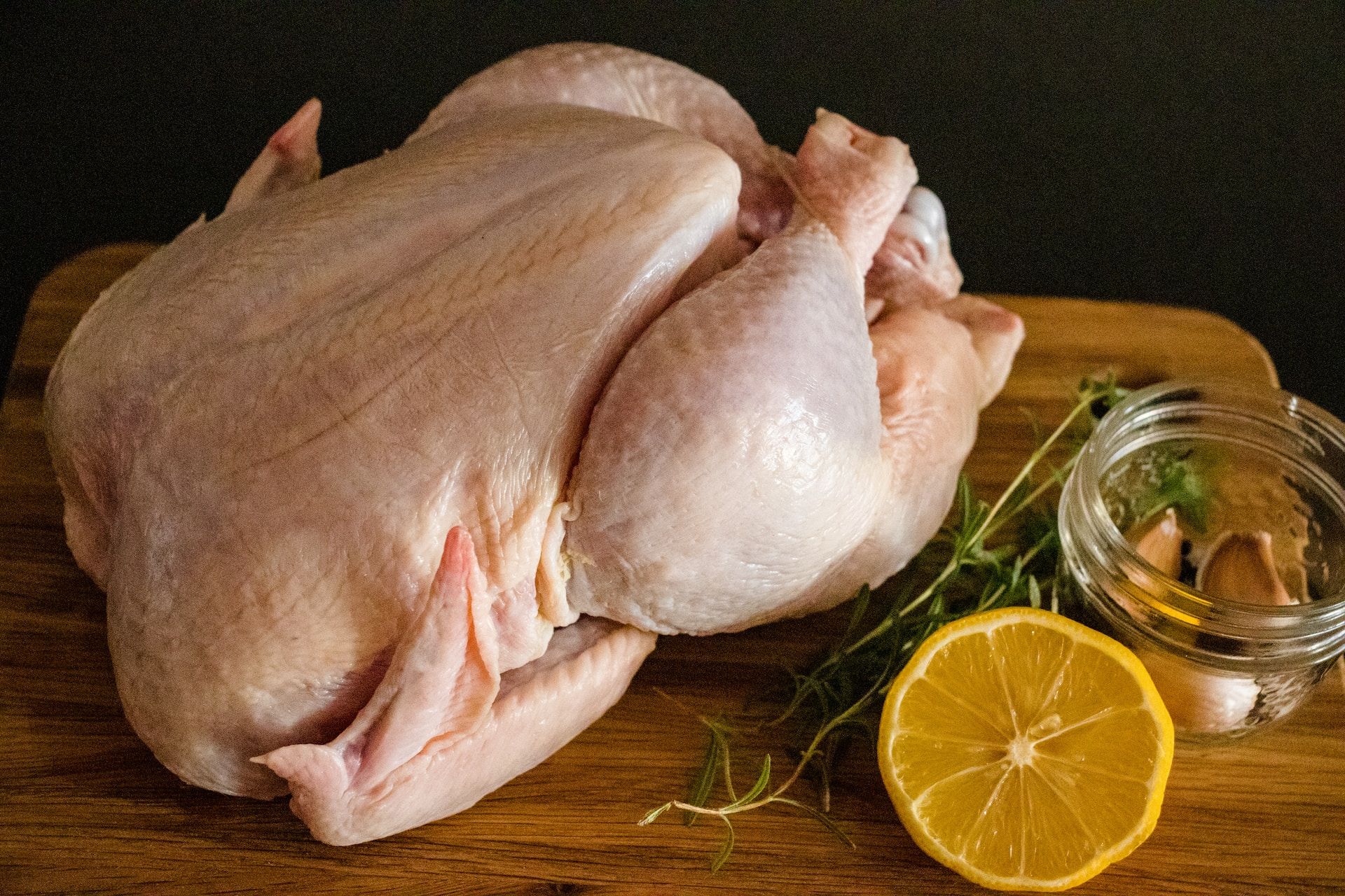 Ilustrasi satu ekor ayam untuk resep opor ayam kuning santan kara