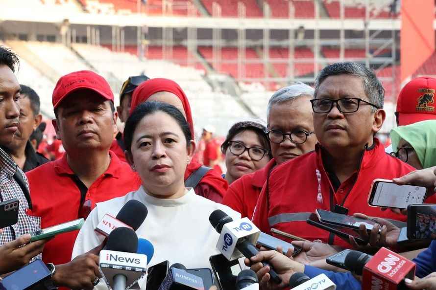 Ketua DPP PDI Perjuangan Puan Maharani bersama Sekjend PDIP Hasto Kristiyanto memantau langsung persiapan acara puncak BBK 2023 di Stadion Utama GBK Jakarta, Kamis (22/6/2023). Foto: DPP PDIP
