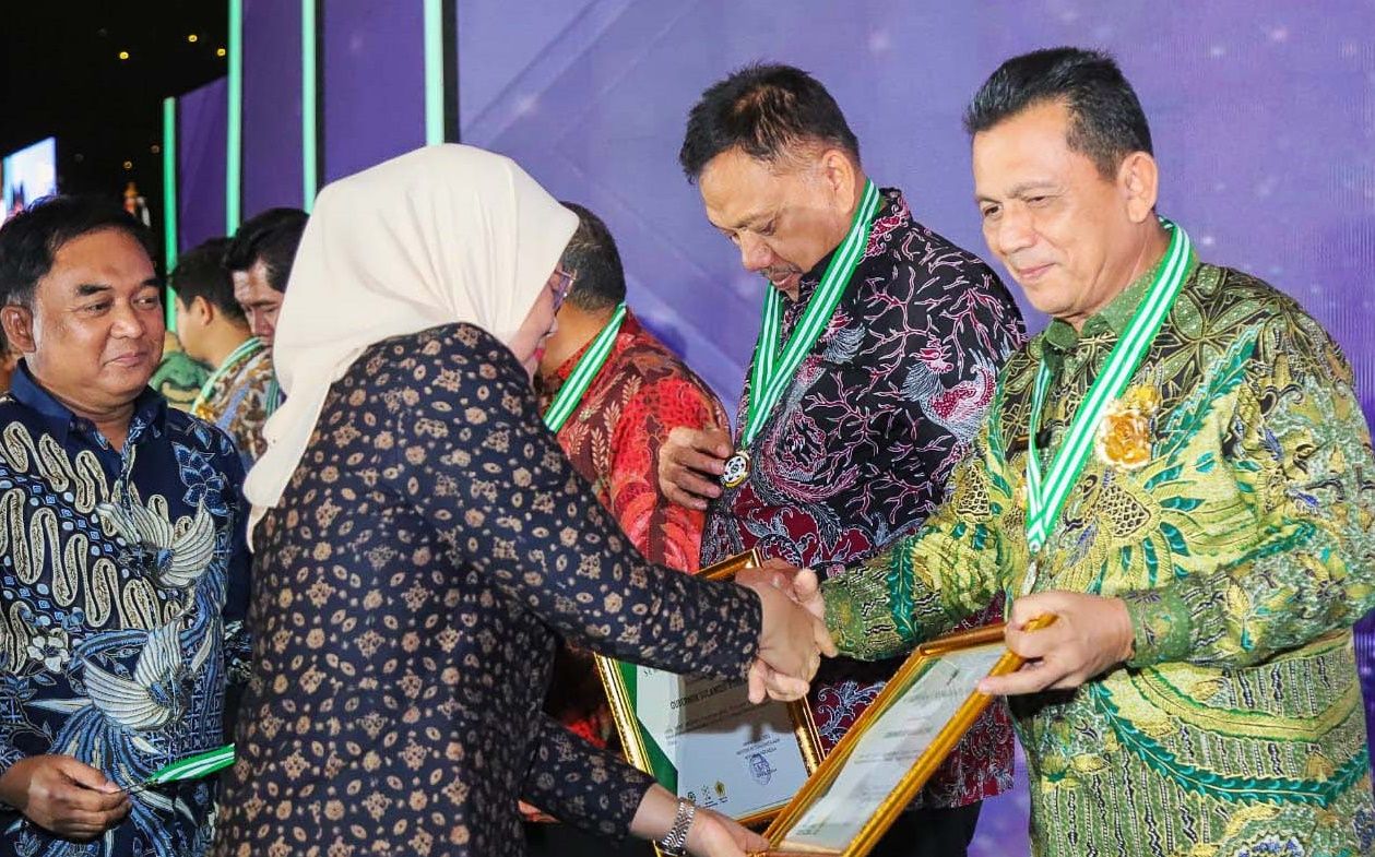 Gubernur Kepri Ansar Ahmad menerima penghargaan K3 dari Menaker.