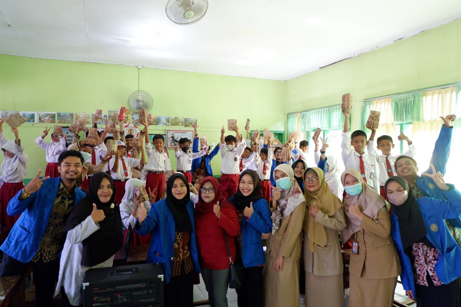 Sosialisasi jajanan sehat oleh mahasiswa PPG Prajabatan 2022/2023 Universitas Muhammadiyah Purwokerto Angkatan 1 di SDN 1 Dukuhwaluh.