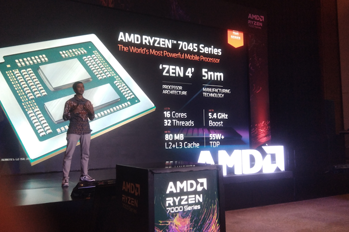 Product and Retail Enablement Manager AMD Donnie Brahmandika saat menjelaskan AMD Ryzen 7000 Series dalam acara peluncuran yang digelar di Thamrin Nine Ballroom, Jakarta, Kamis (22/6/2023).