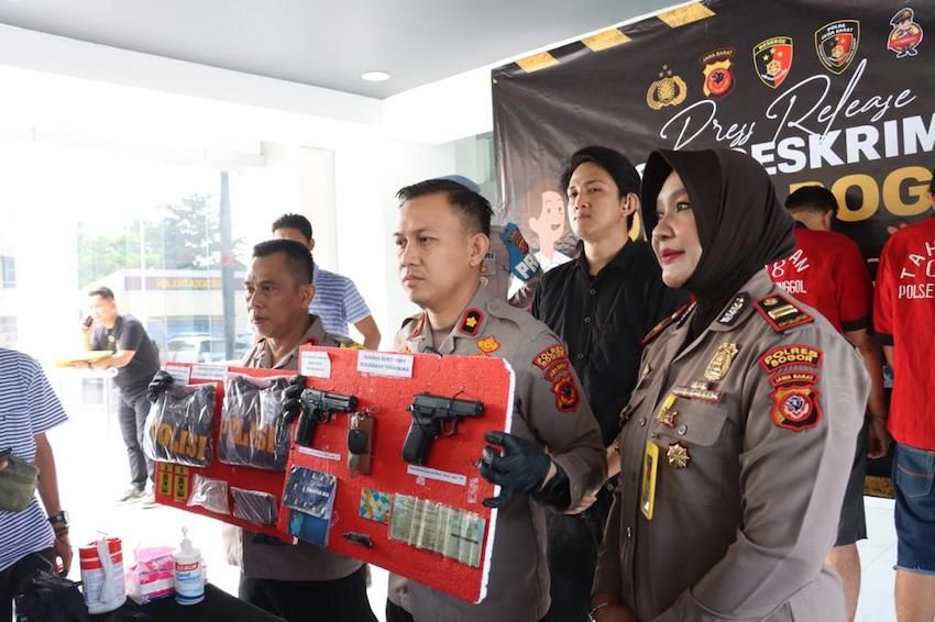 Wakapolres Bogor Kompol Fitra Juanda menunjukkan barang bukti berupa pistol korek gas dari empat pelaku perampokan.