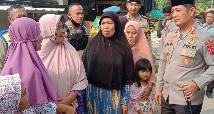 Kapolres Cimahi AKBP Aldi Subartono menyalurkan bantuan air bersih di Desa Lagadar, Kecamatan Margaasih, Kabupaten Bandung, Jumat 23 Juni 2023