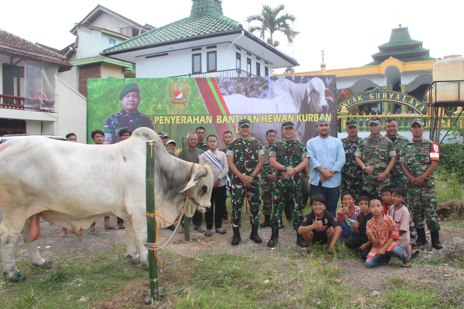 Sesi foto bersama, selepas penyerahan bantuan sapi kurban dari KASAD Jendral TNI Dr. Dudung Abdurachman,SE.,M.M.