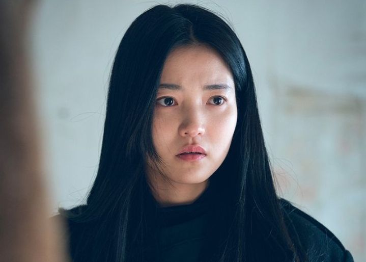 Kim Tae Ri dalam cuplikan drakor Revenant.