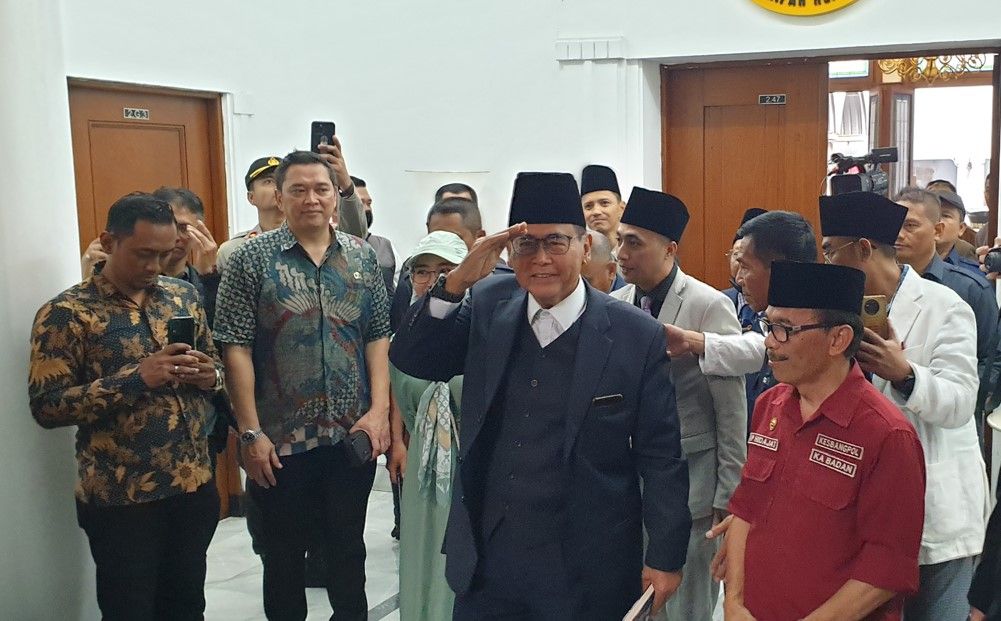 Pimpinan Pondok Pesantren Al Zaytun, Panji Gumilang saat mendatangi Gedung Sate, Kota Bandung, Jumat, 23 Juni 2023 sore.