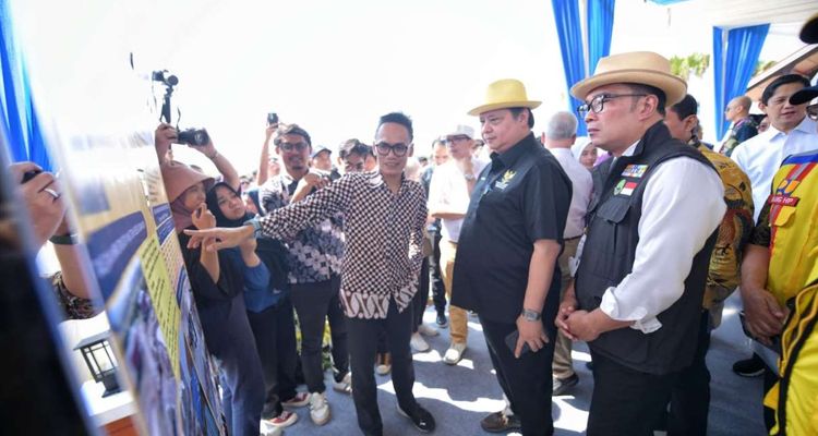 Menko Perekonomian Airlangga Hartarto  dan Gubernur Jawa Barat Ridwan Kamil mengecek progres pembangunan Jalan Tol Cisumdawu, Jumat 23 Juni 2023.