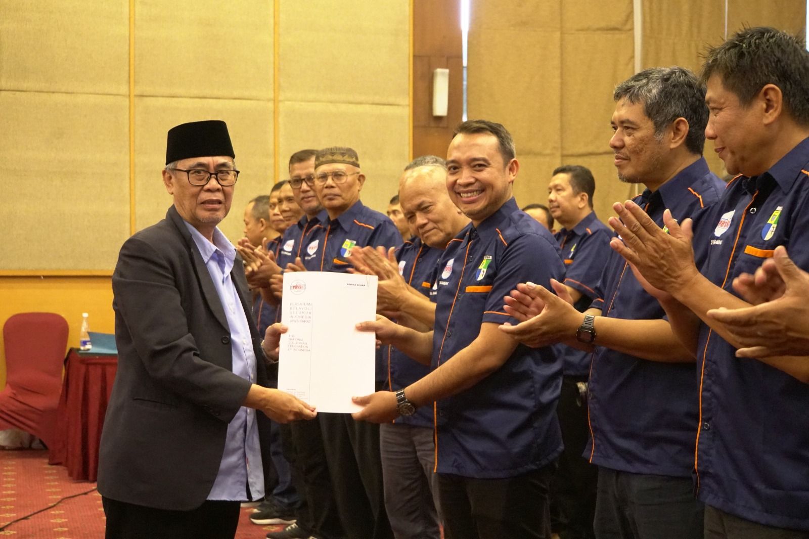 Ketua Umum Pengkot PBVSI Kota Bandung Yudi Cahyadi menerima fakta integritas dari Pengda PBVSI Jabar Dadang Kusnadi pada acara pelantikan di Bandung, Jumat 23 Juni 2023.