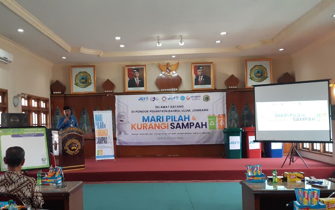 Kepala Dinas Lingkungan Hidup (DLH) Jombang Miftahul Ulum menyampaikan sambutan dalam acara Mari Pilah dan Kurangi Sampah yang diadakan PT Uni Charm.