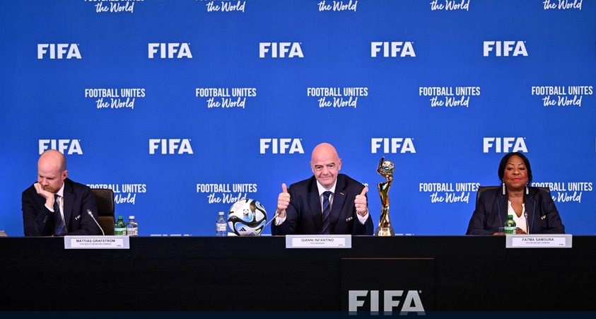 Presiden FIFA Gianni Infantino (tengah) memimpin rapat FIFA.*/pssi.org