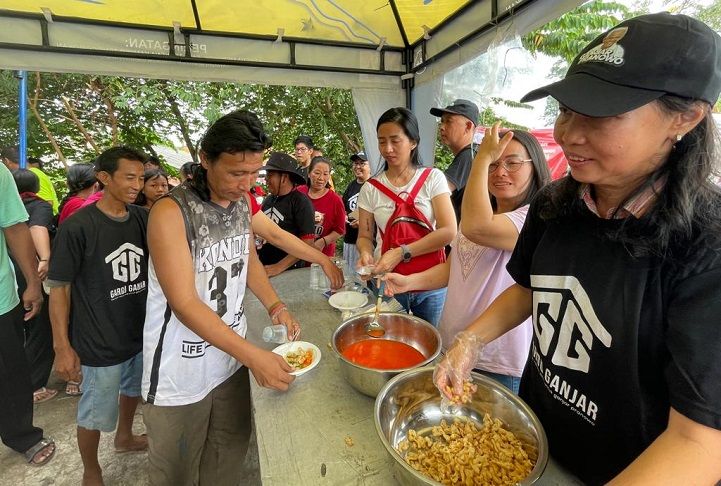 Relawan Gardu Ganjar membagikan makanan dalam kegiatan festival perahu naga Peh Cun di Tangerang Banten.