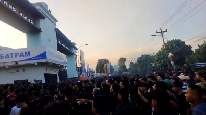 Ribuan suporter PSS Sleman berlarian menerobos Stadion Maguwoharjo Yogyakarta kala pertandingan laga persahabatan PSS vs Persib Bandung, Minggu 25 Juni 2023.*