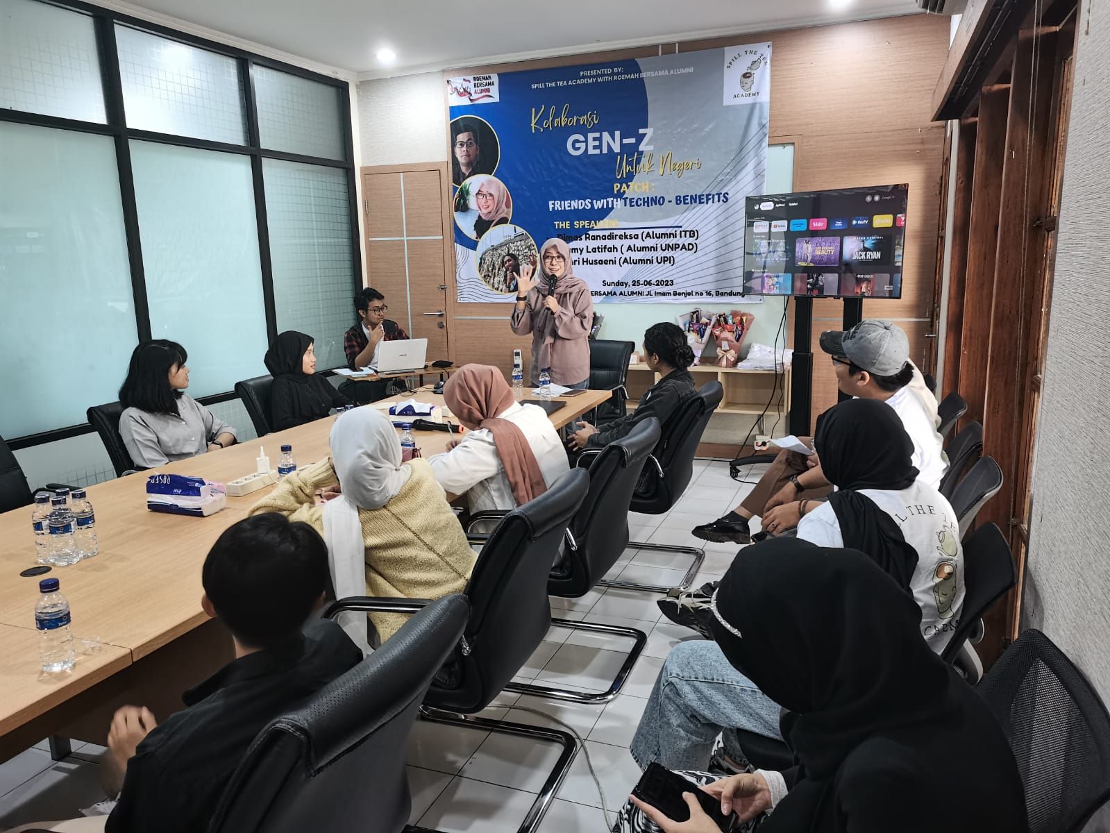 Alumni Unpad Ummy Latifah tengah memberikan materi pada FGD bertema Kolaborasi Gen Z untuk Negeri 
