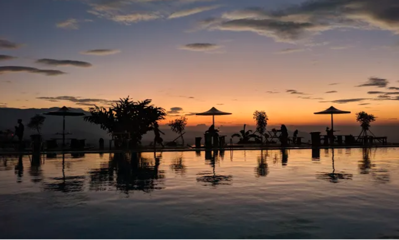 Menikmati swimming pool dengan latar belakang sunset, destinasi wisata via  gerbang Tol Getaci Majalaya