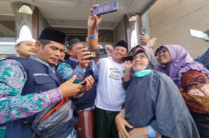 Uu Ruzhanul Ulum berfoto bersama jemaah haji asal Jawa Barat.