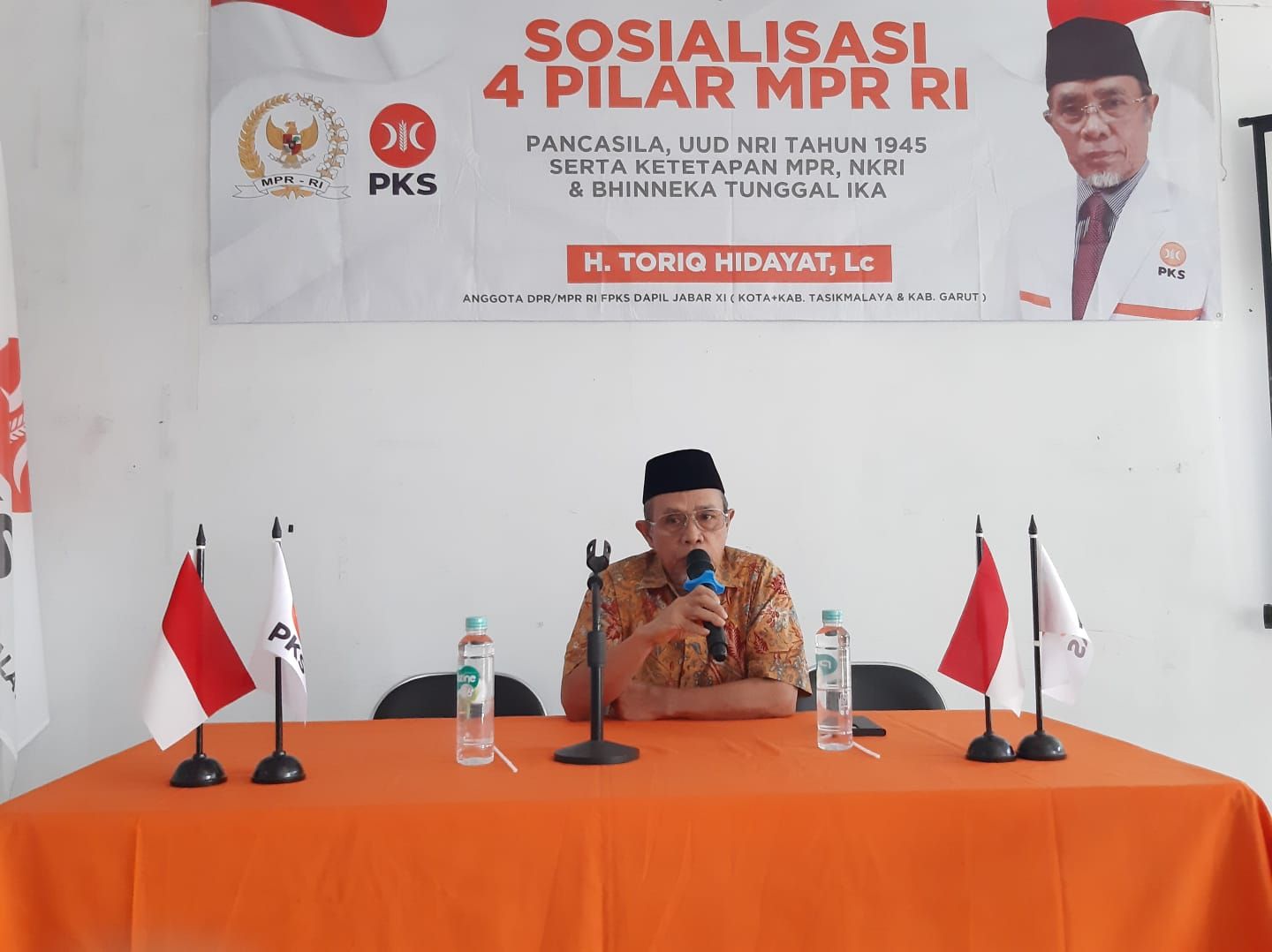 Anggota Fraksi PKS DPR RI KH. Toriq Hidayat berbicara pada sosialisasi empat pilar kebangsaan. *