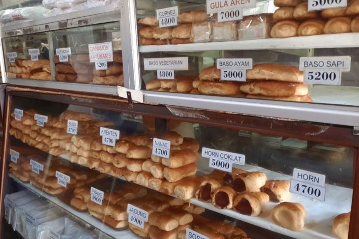 Berbagai rasa roti khas Toko Sidodadi menjadi buruan pelanggannya yang harus rela antri sejak pagi.