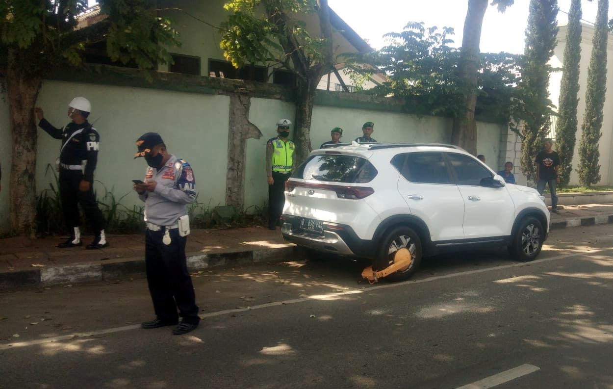 Kendaraan di Cimahi digembok petugas karena parkir di tempat terlarang.
