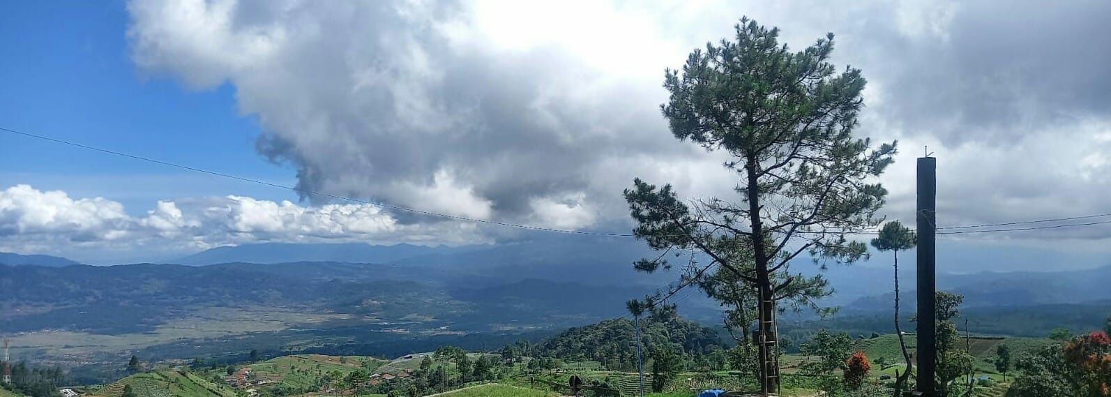 Panorama Alam dari Puncak Obyek Wisata Kanaga Hill